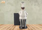 Selamat Lemak Polyresin Chef Memegang Papan Tulis Kayu Resin Chef Statue Gambar Dekorasi